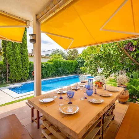 Villa In L Escala With Private Pool & Beaches